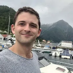 En mann som smiler til kameraet