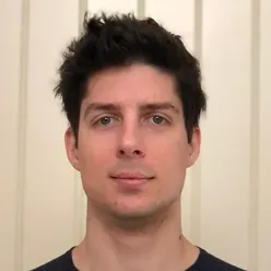 En mann med kort hår