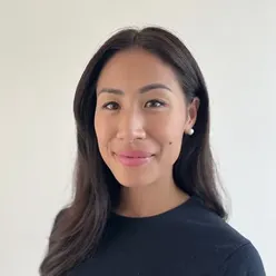 En kvinne som smiler til kameraet