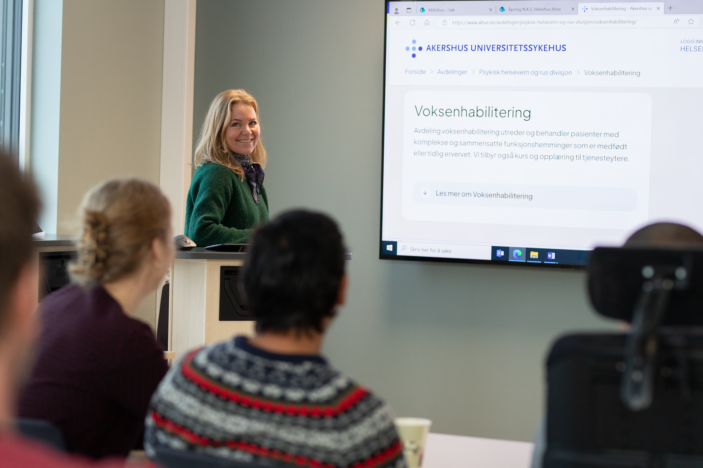 Ansatt ved voksenhabiliteringen holder kurs