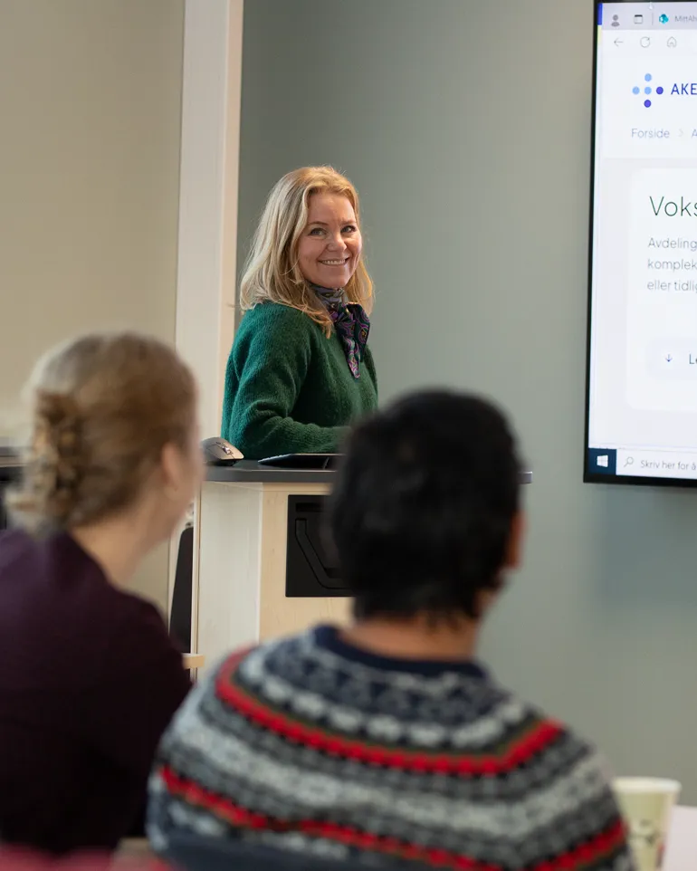 Ansatt ved voksenhabiliteringen holder kurs