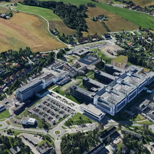 Illustrasjonsbilde av det nye somatikkbygget og resten av Ahus Nordbyhagen fra luften.