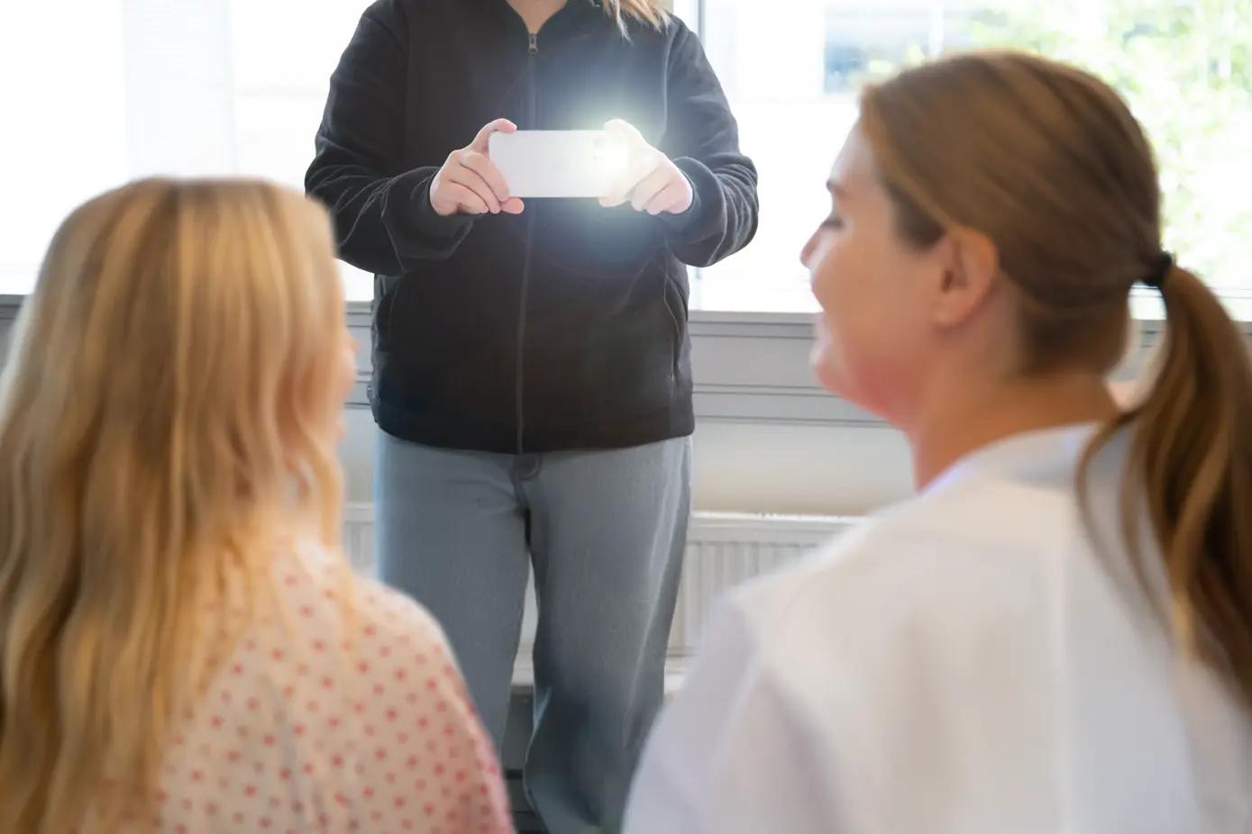 En kvinne som ser på en telefon