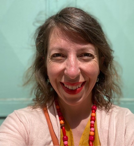 Et nærbilde av en kvinne som smiler