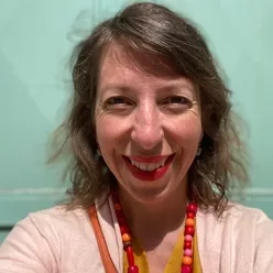 Et nærbilde av en kvinne som smiler