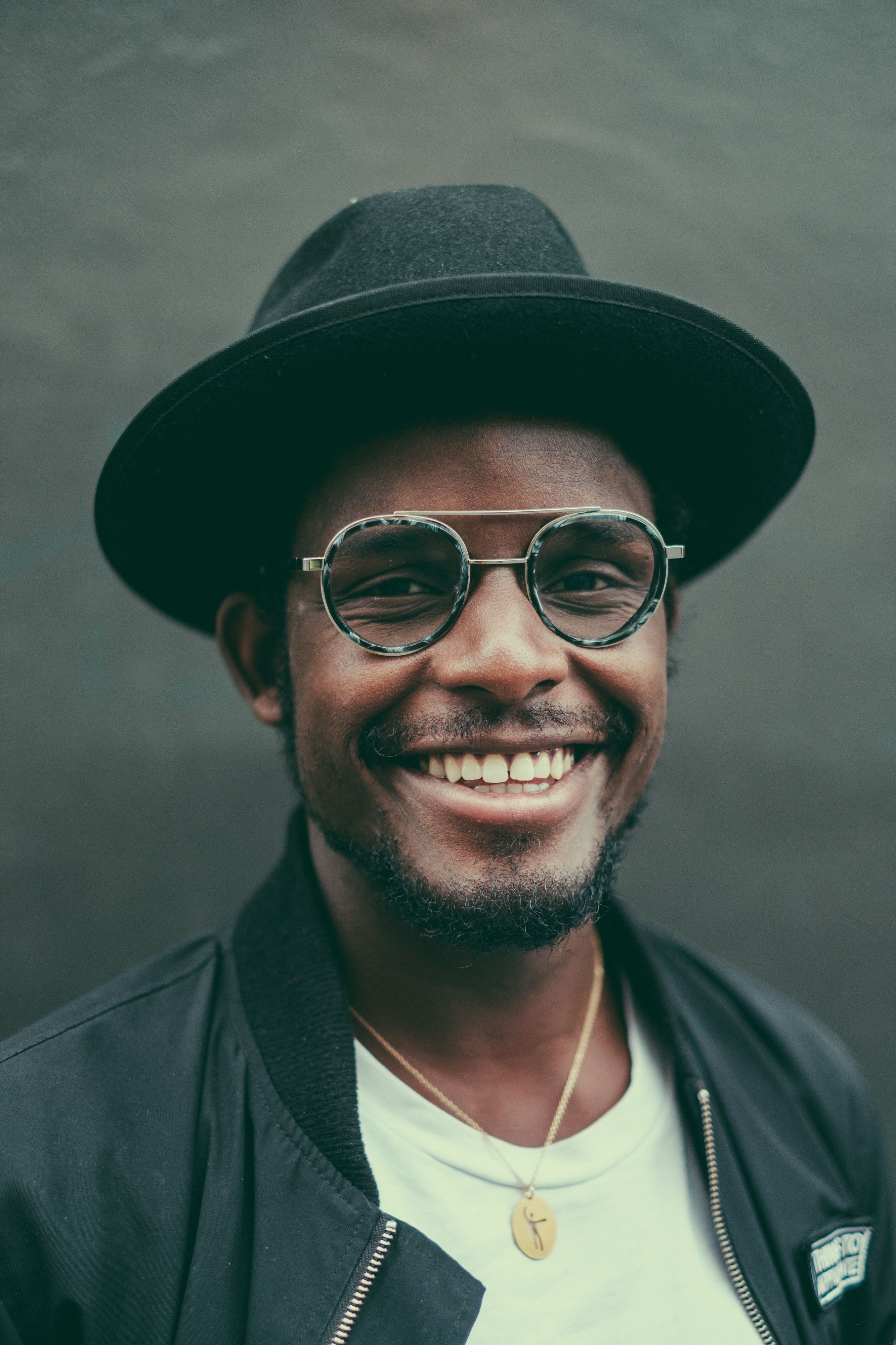 En mann med hatt og briller