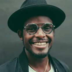 En mann med hatt og briller