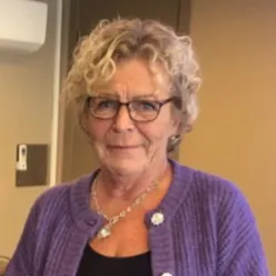 En person som bruker briller