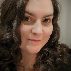 En kvinne med langt hår