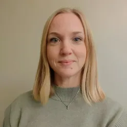 En person med blondt hår