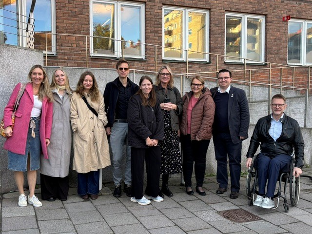 En gruppe mennesker som poserer for et bilde