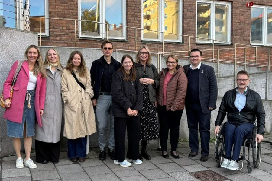En gruppe mennesker som poserer for et bilde
