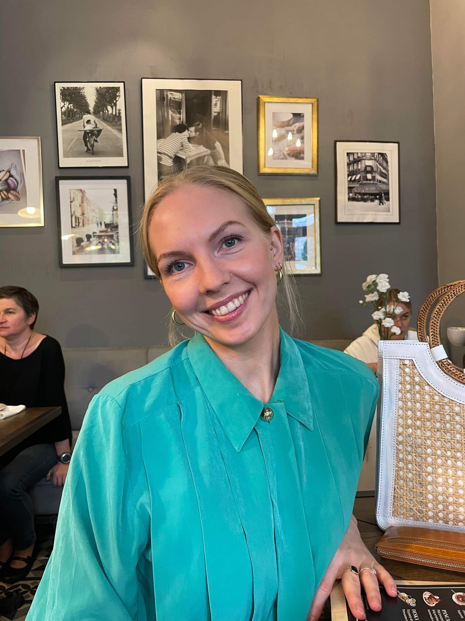 En person som smiler til kameraet