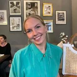 En person som smiler til kameraet