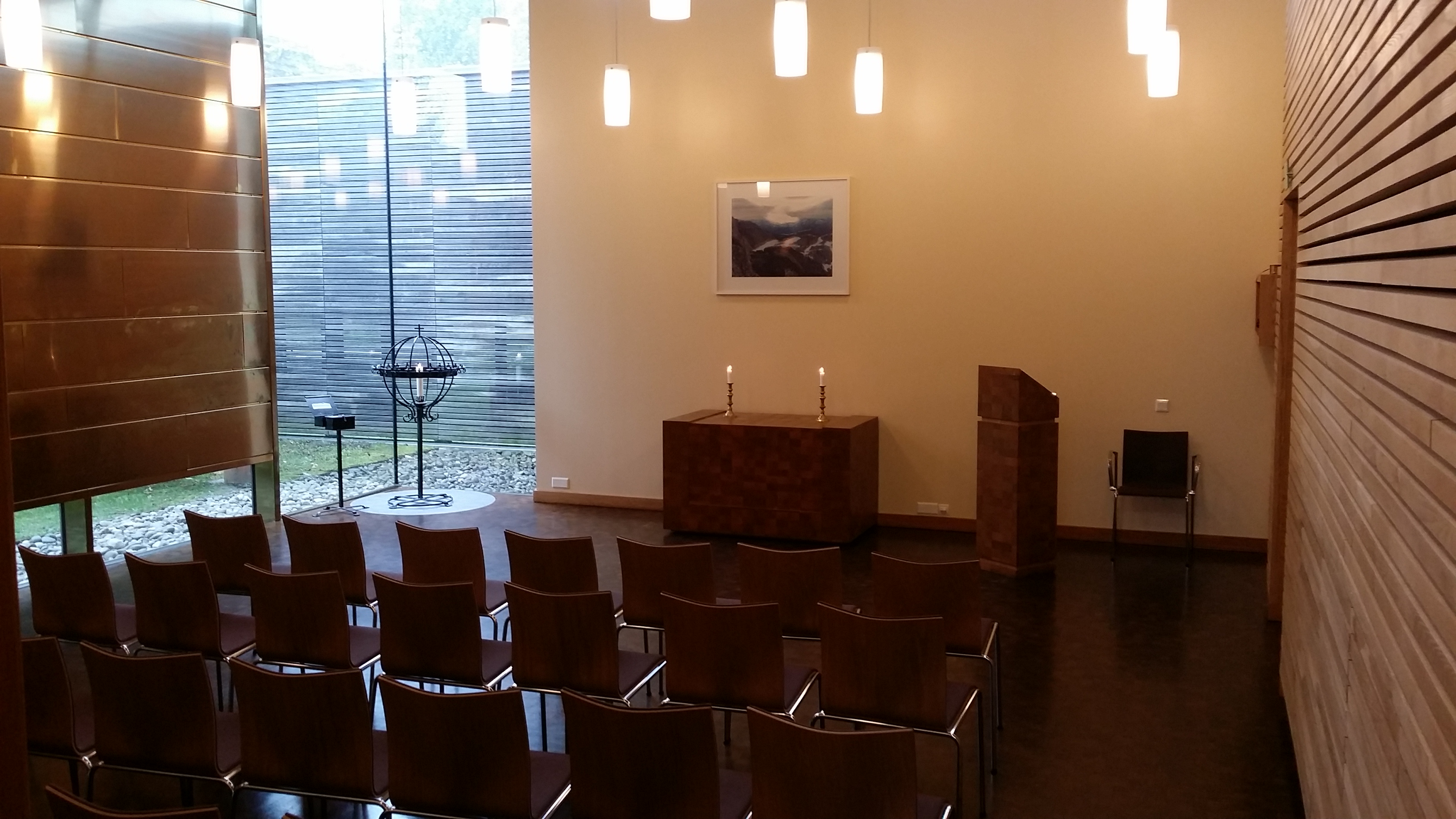 Kapellet innvendig med tente lys