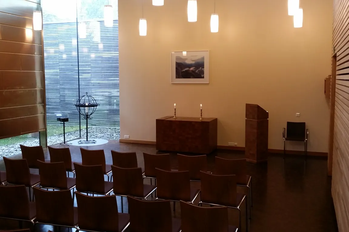 Kapellet innvendig med tente lys