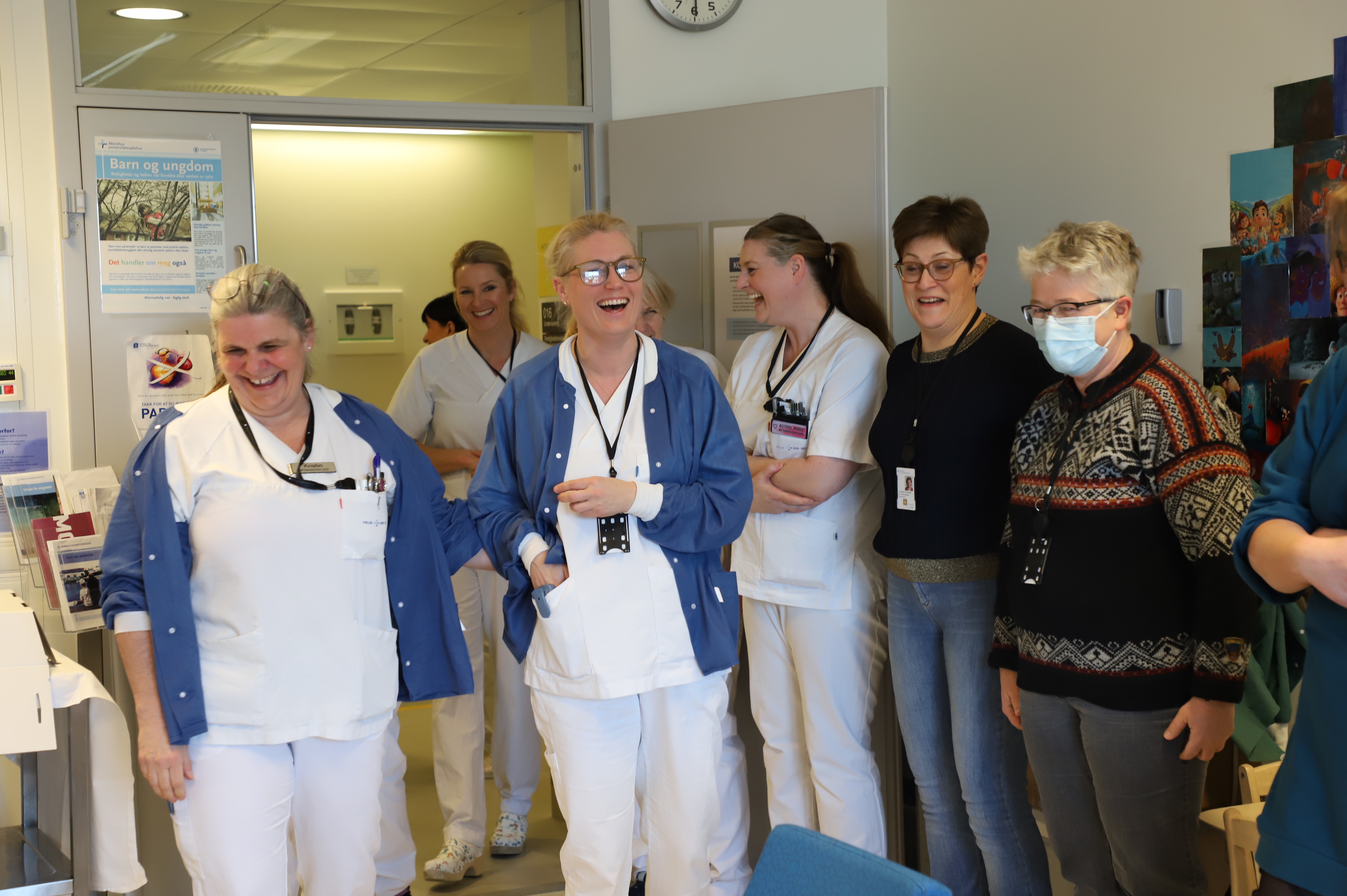 Sylvi kommer inn i rommet svært overasket