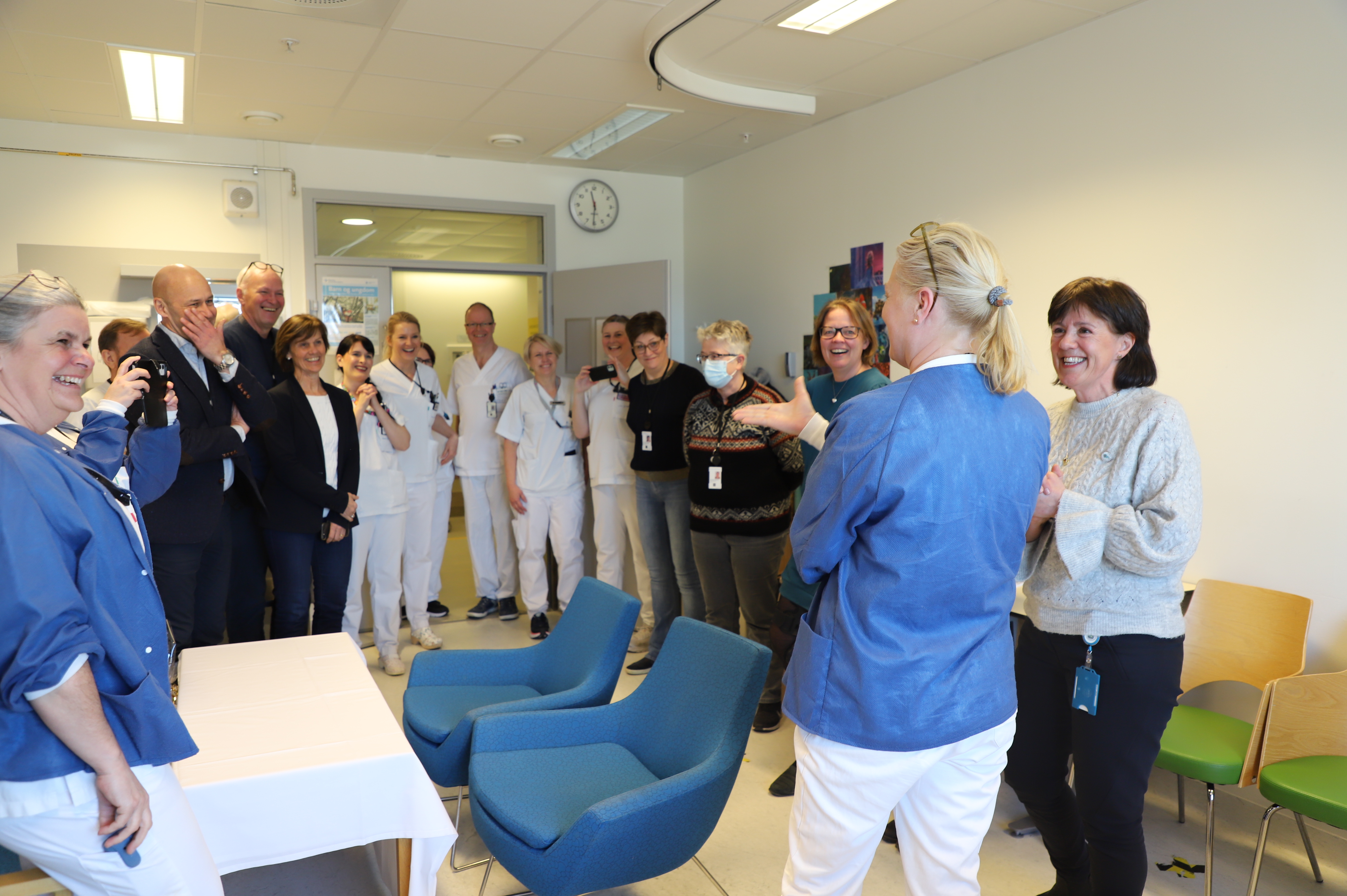 En stor gjeng ser på Sylvi prate