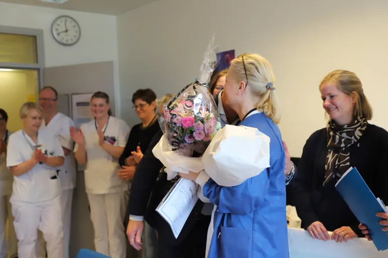 Sylvi får blomster av Øystein Mæland