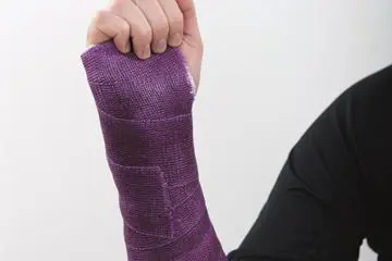 Gipset arm med knytt hånd