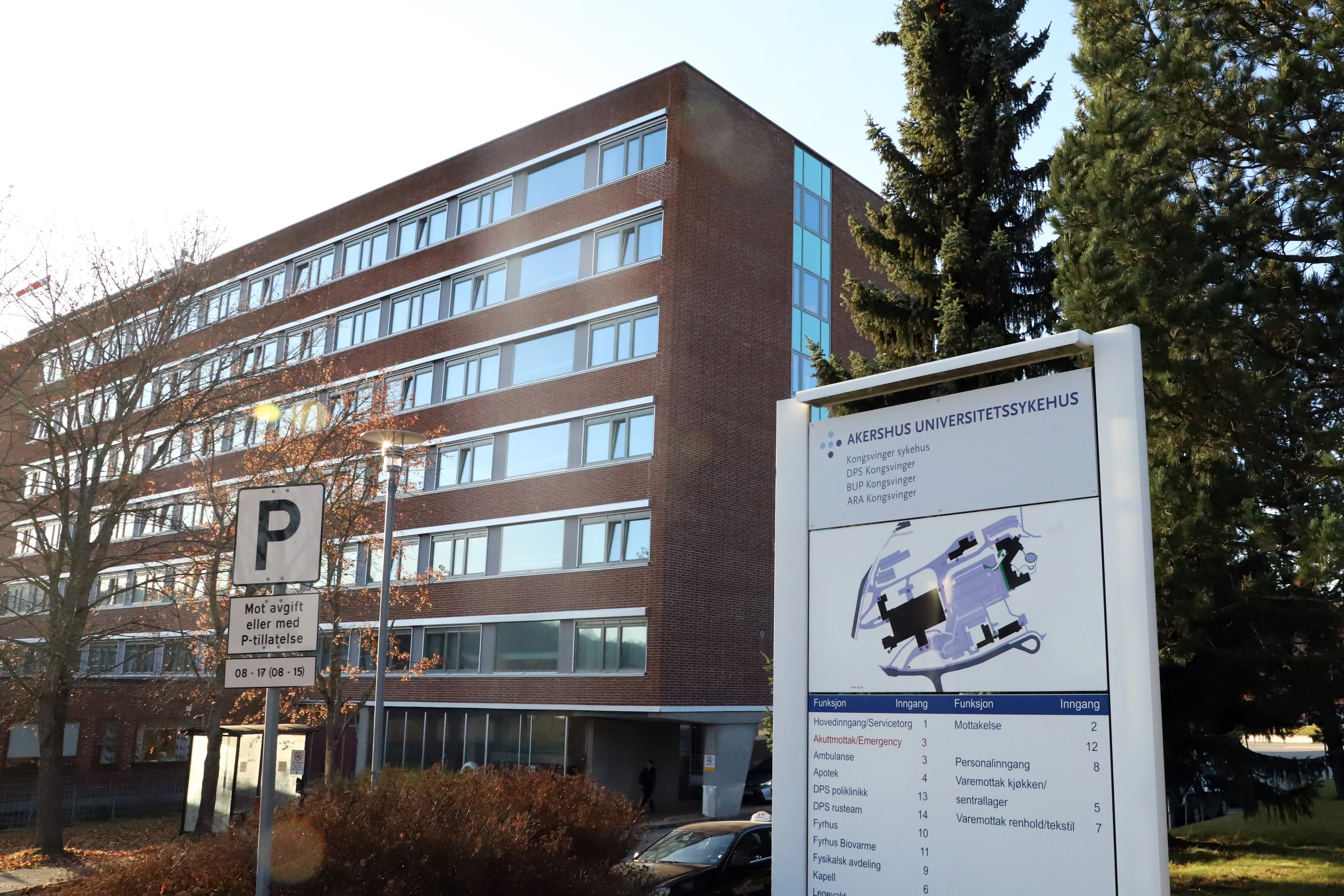 OVersiktsbilde av Kongsvinger sykehus og skiltanvisningen på området