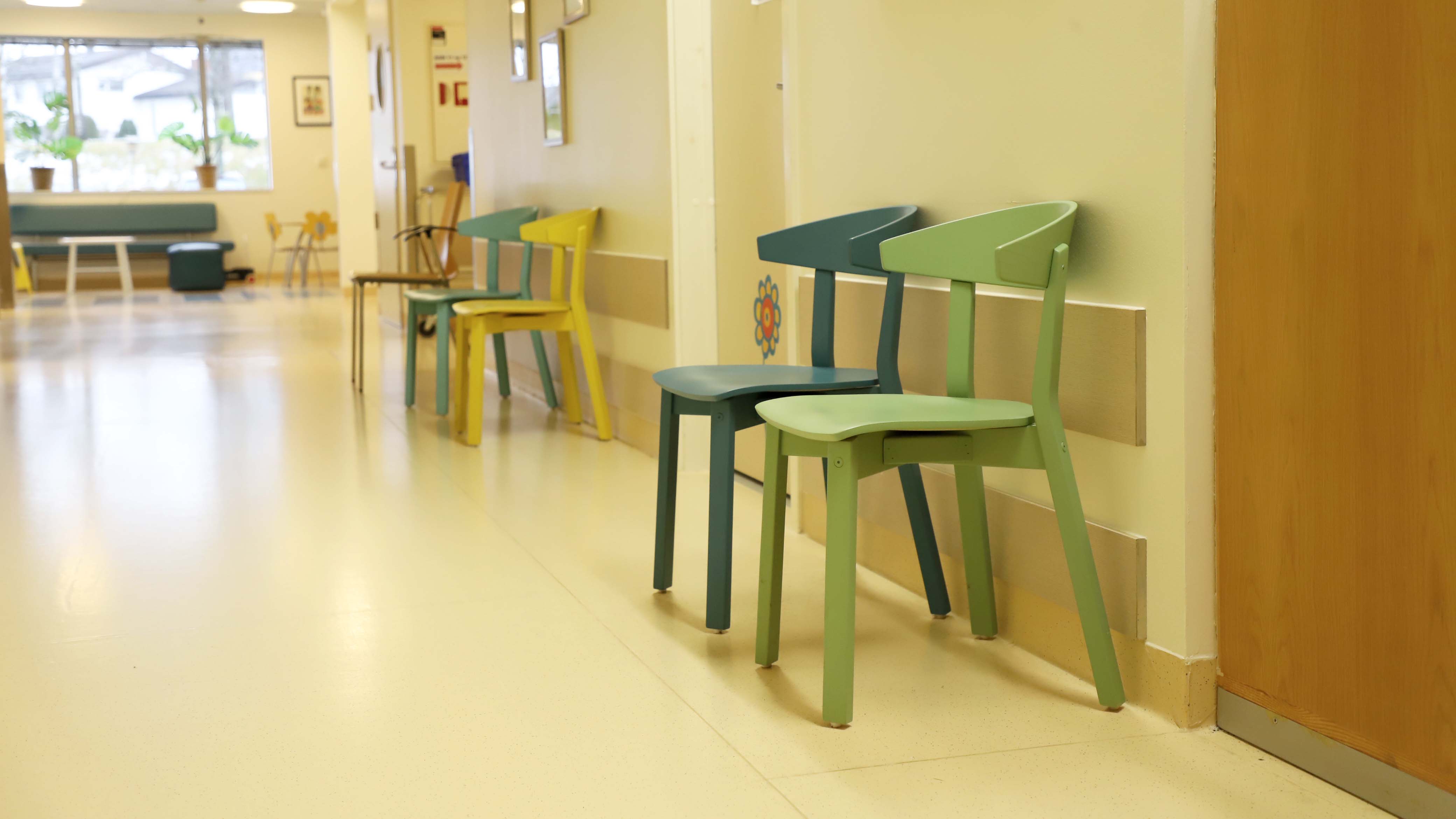 Fire stoler står bortover korridoren