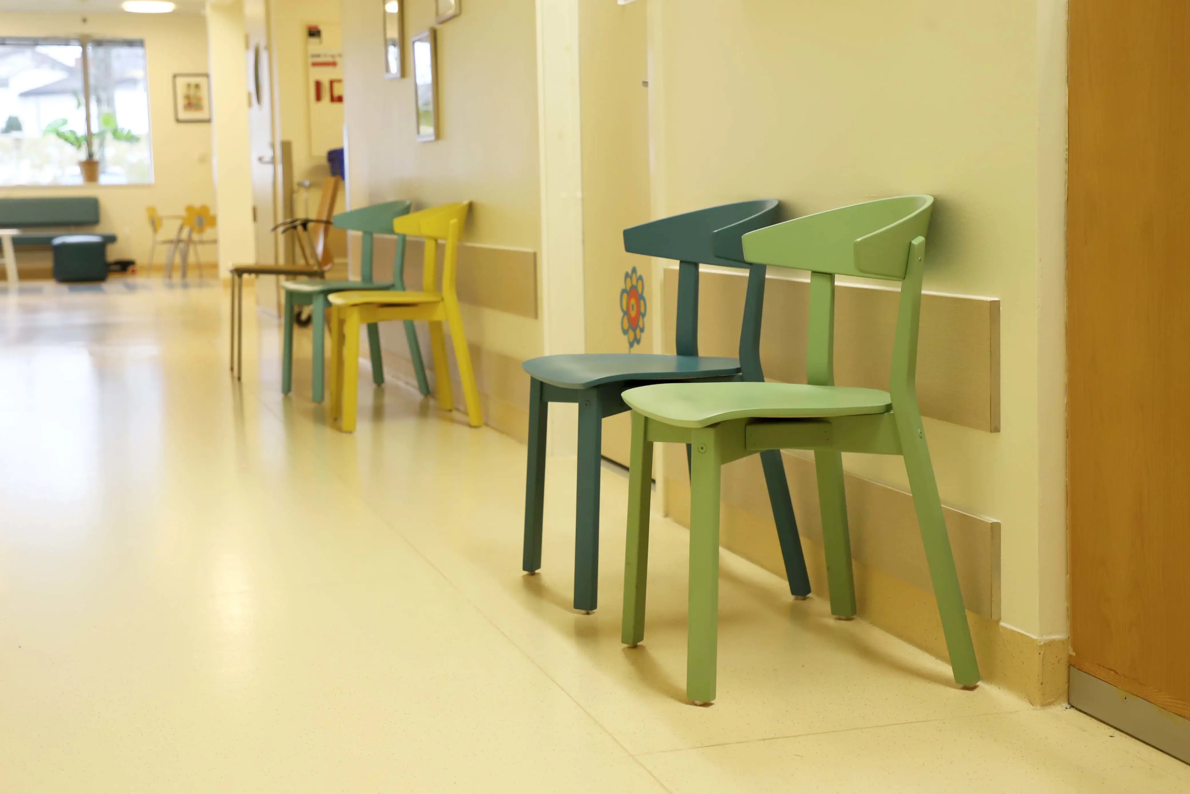 Fire stoler står bortover korridoren
