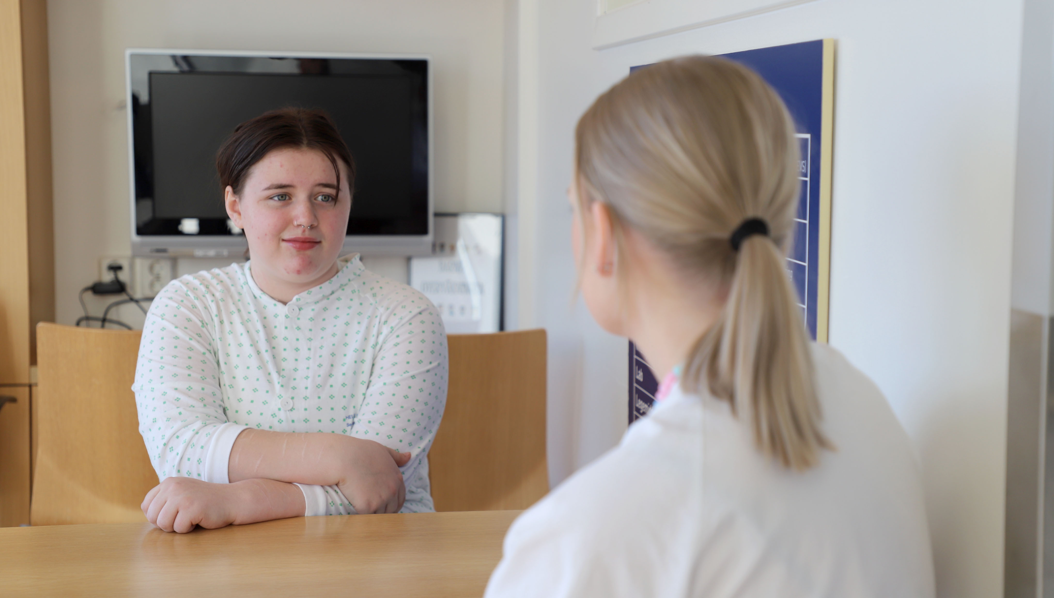 En ungdom prater med en sykepleier