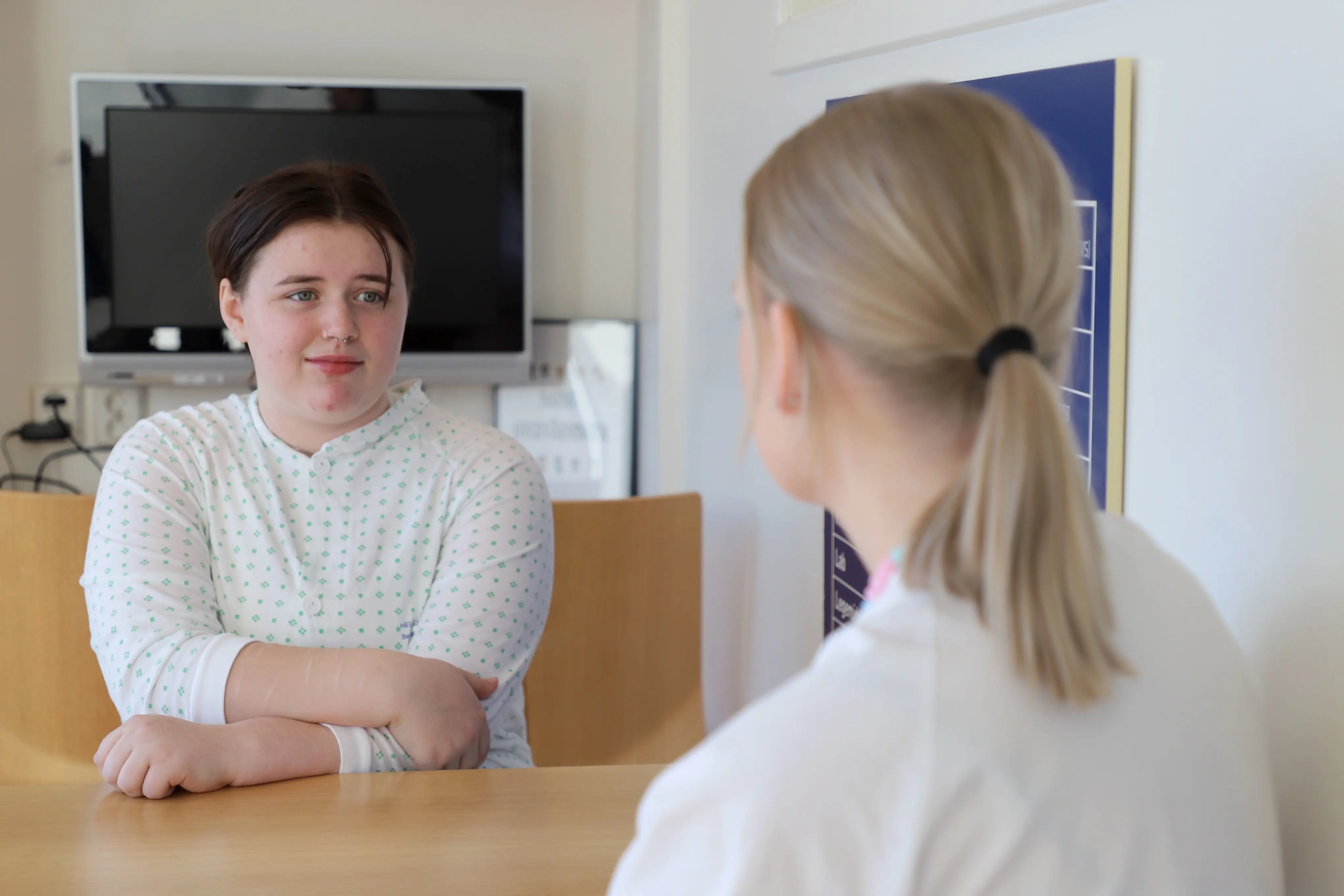 En ungdom prater med en sykepleier