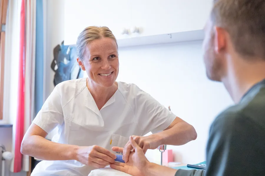 fysioterapeut behandler pasient