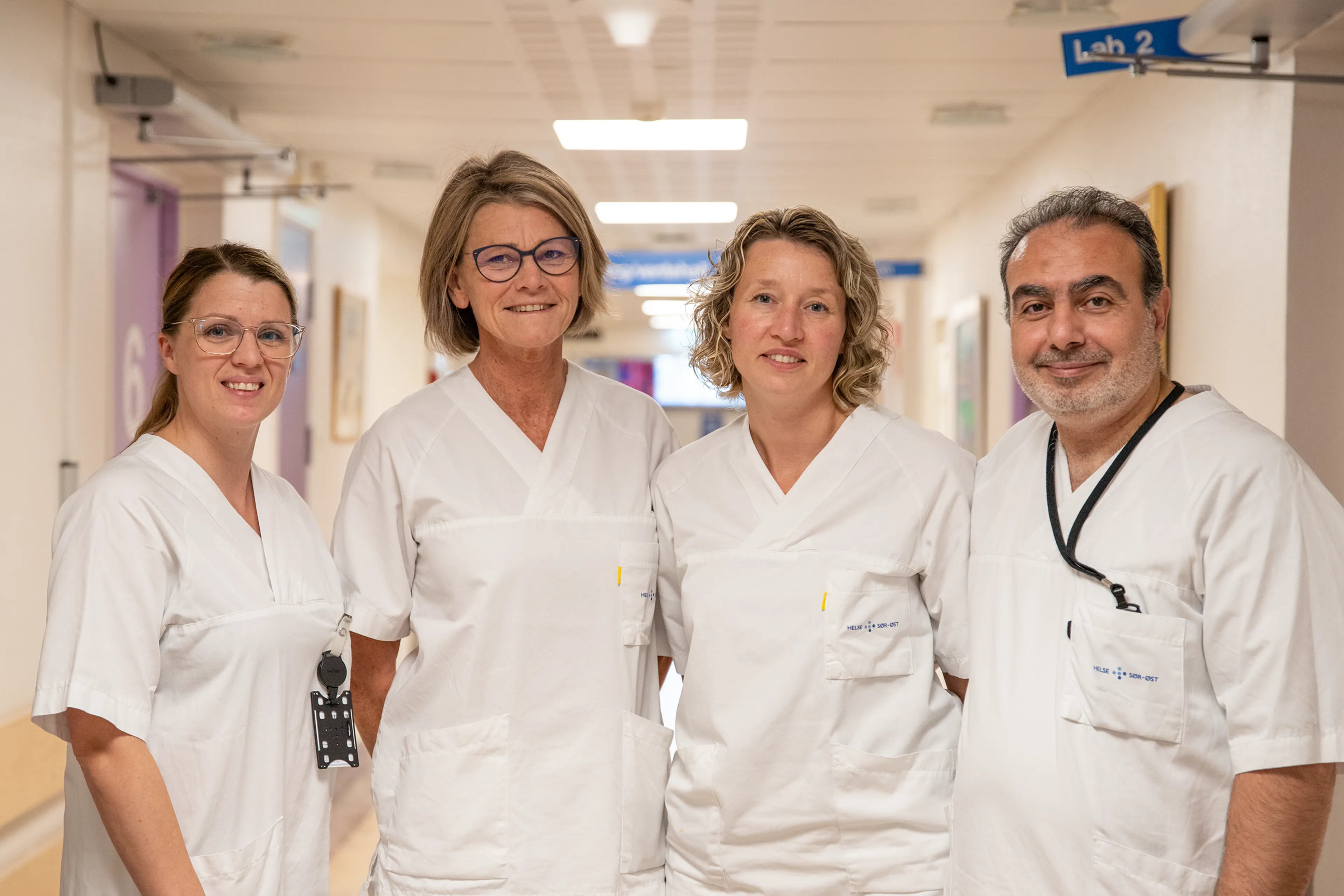 fire hvitkledde i en gang