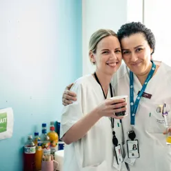 Et par kvinner i hvite frakker