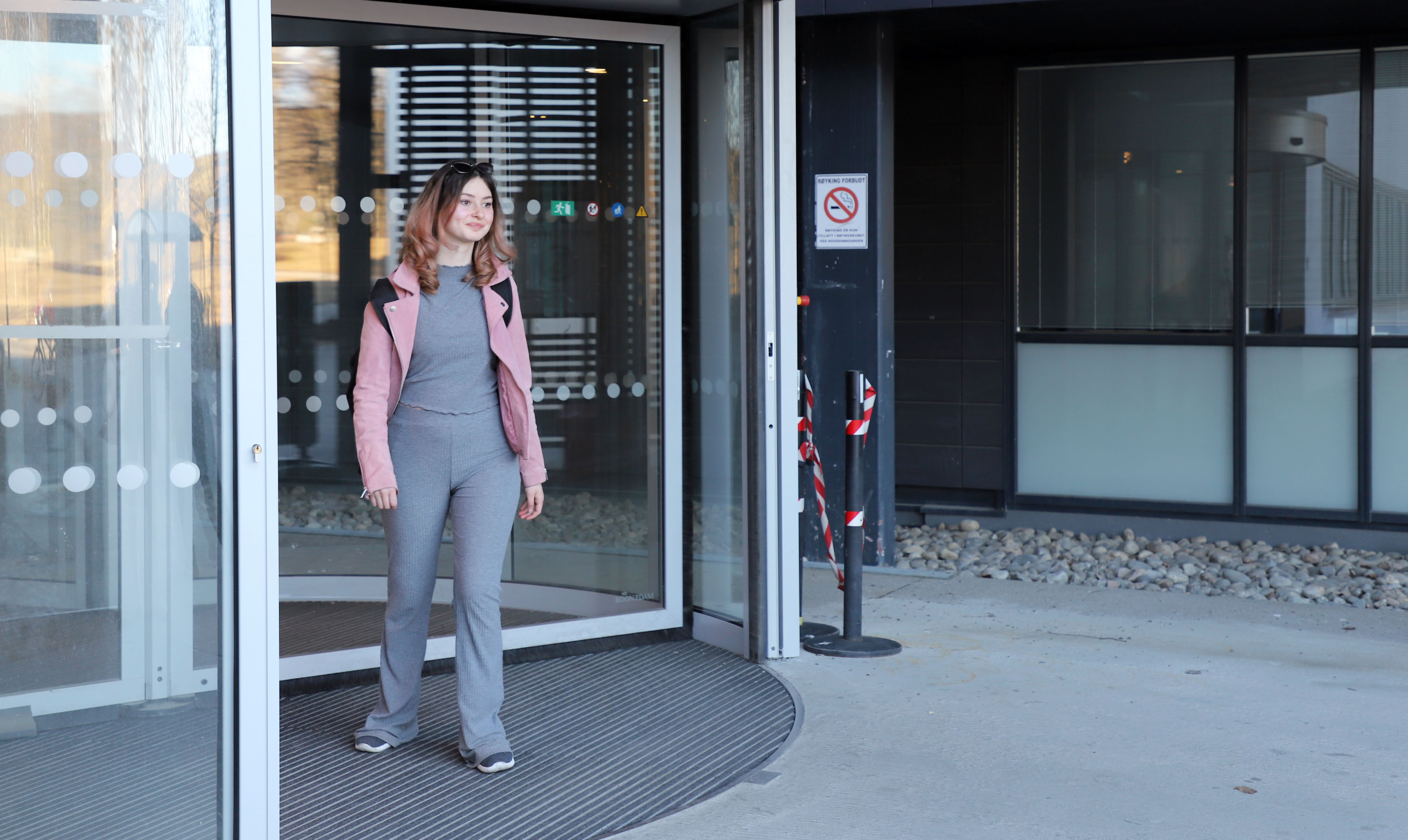 En kvinne som står utenfor en bygning