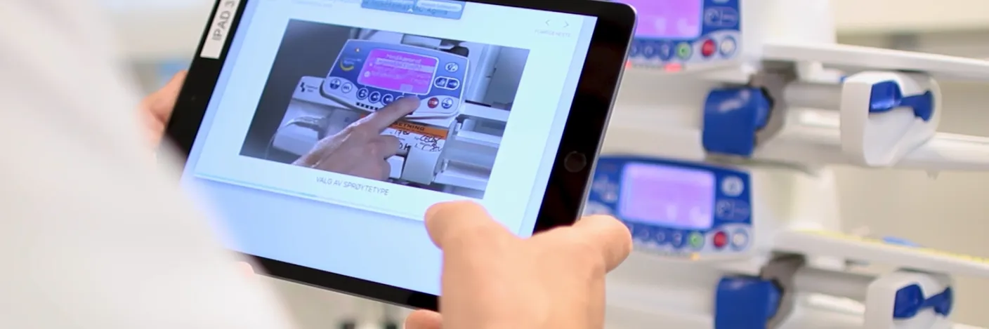 Bilde av en person som holde ren ipad.