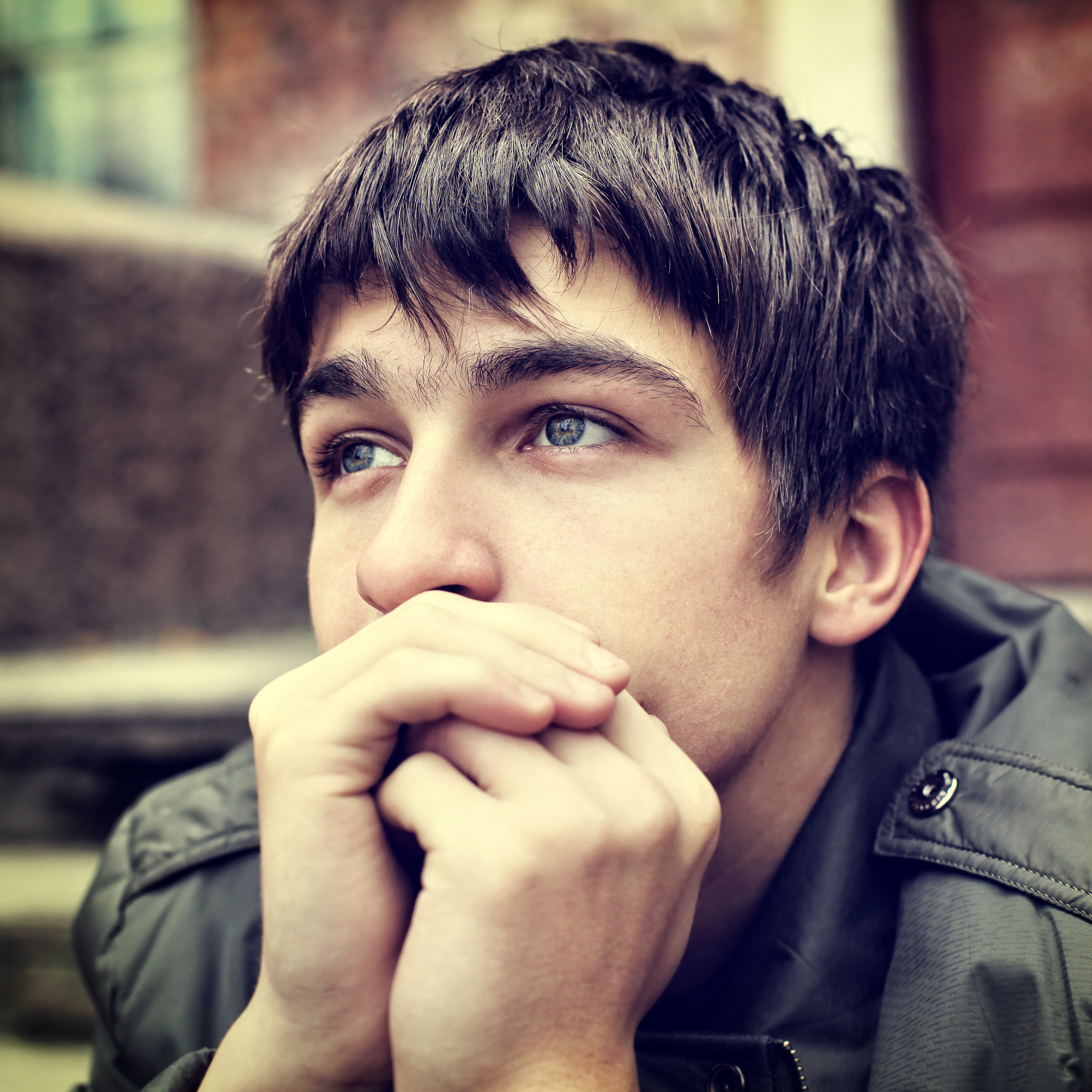 En mann med hånden på haken