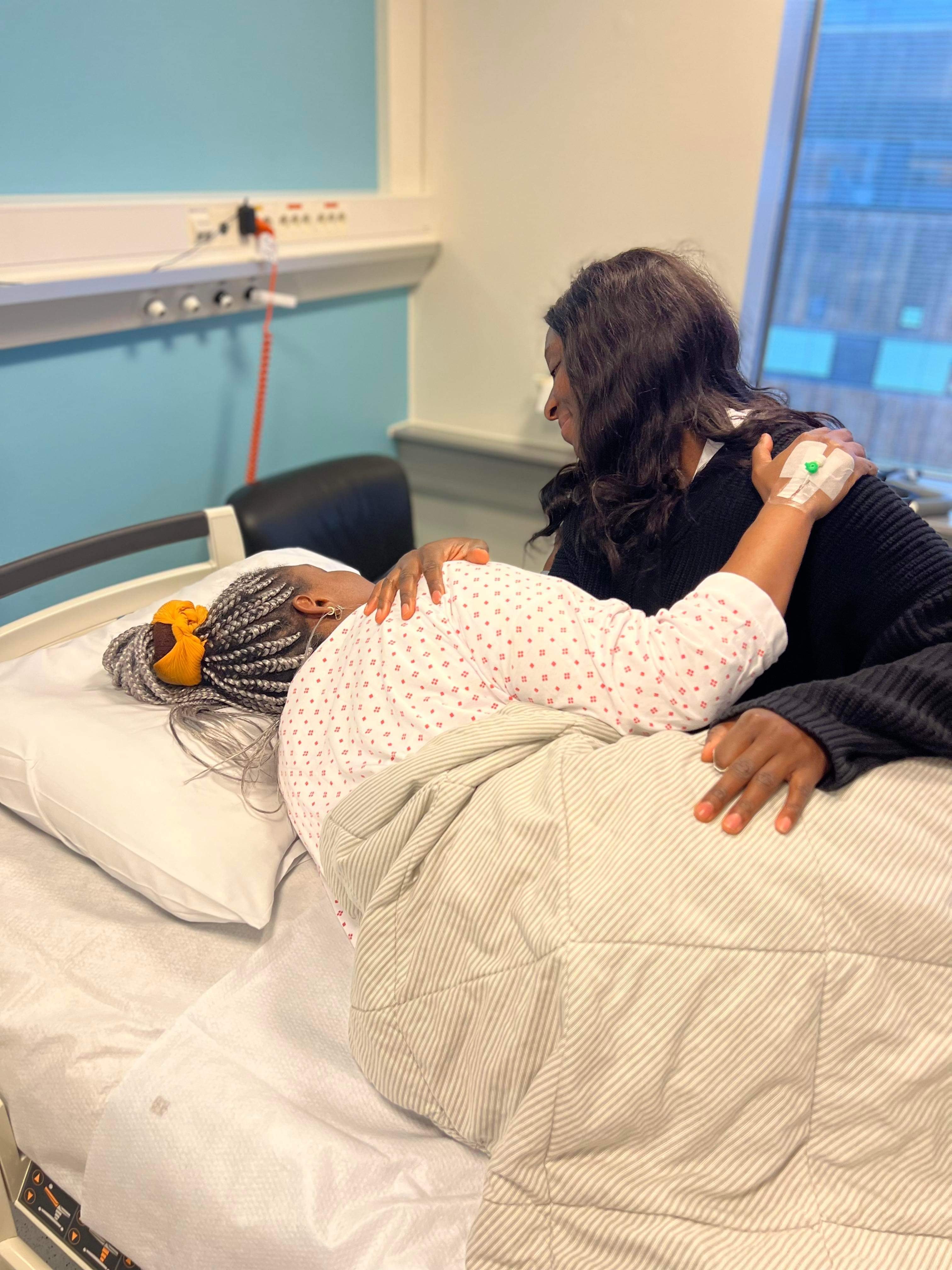 En kvinne som holder en baby