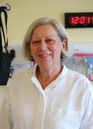 En kvinne som smiler til kameraet