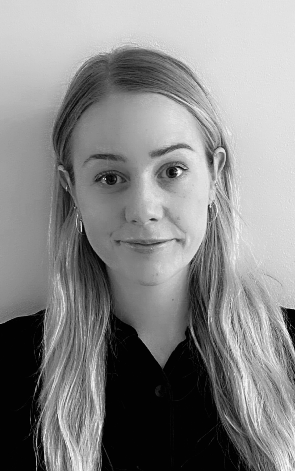 En kvinne med langt hår