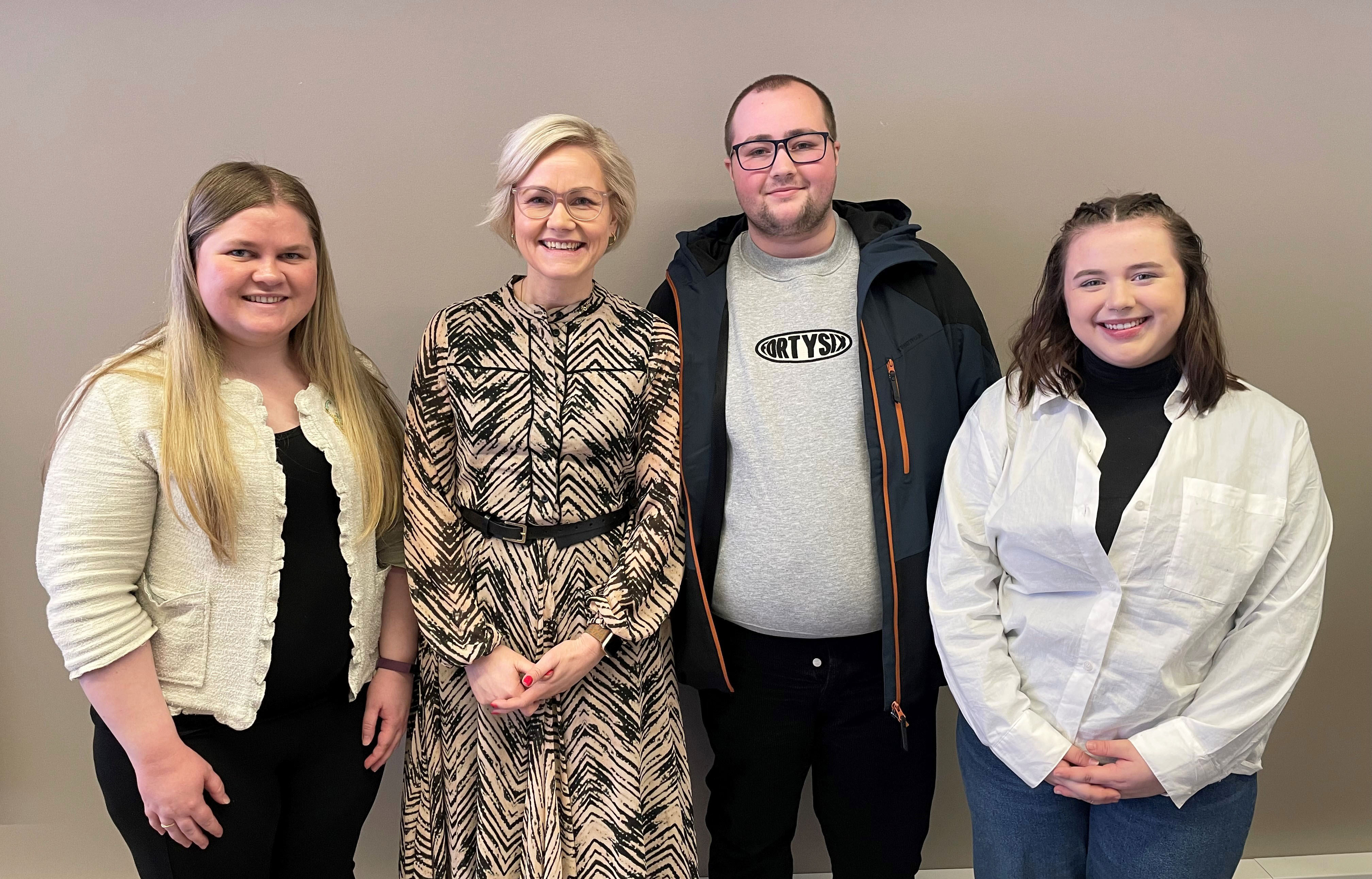 Leder av Ungdomsrådet Ahus, Julie Larsen, helse- og omsorgsminister Ingvild Kjerkhol og rådsmedlemm Mathias Nesvold Bjørndal og 