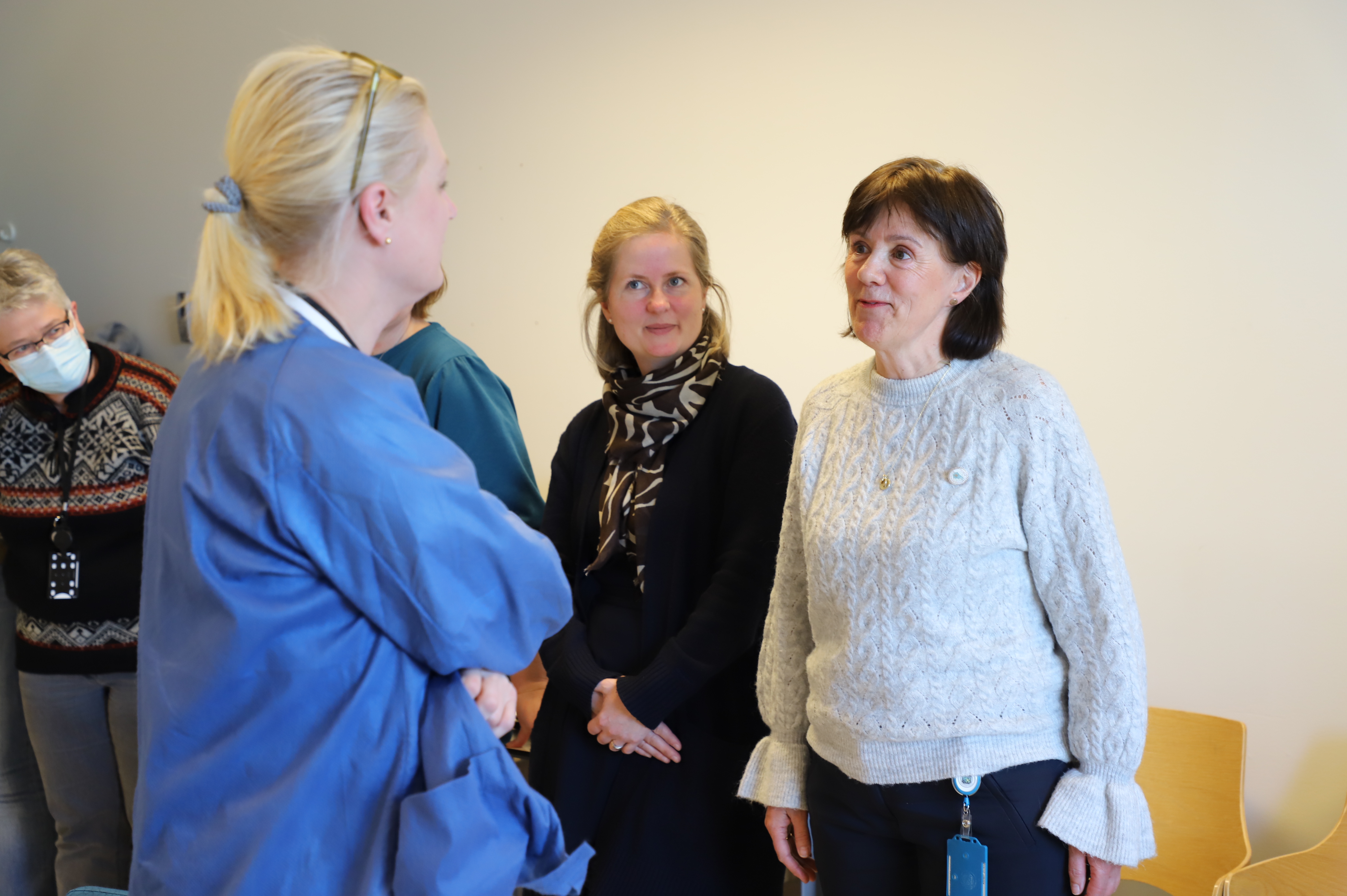 To kvinner prater sammen