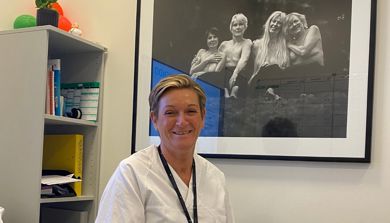 En person som står foran et innrammet bilde