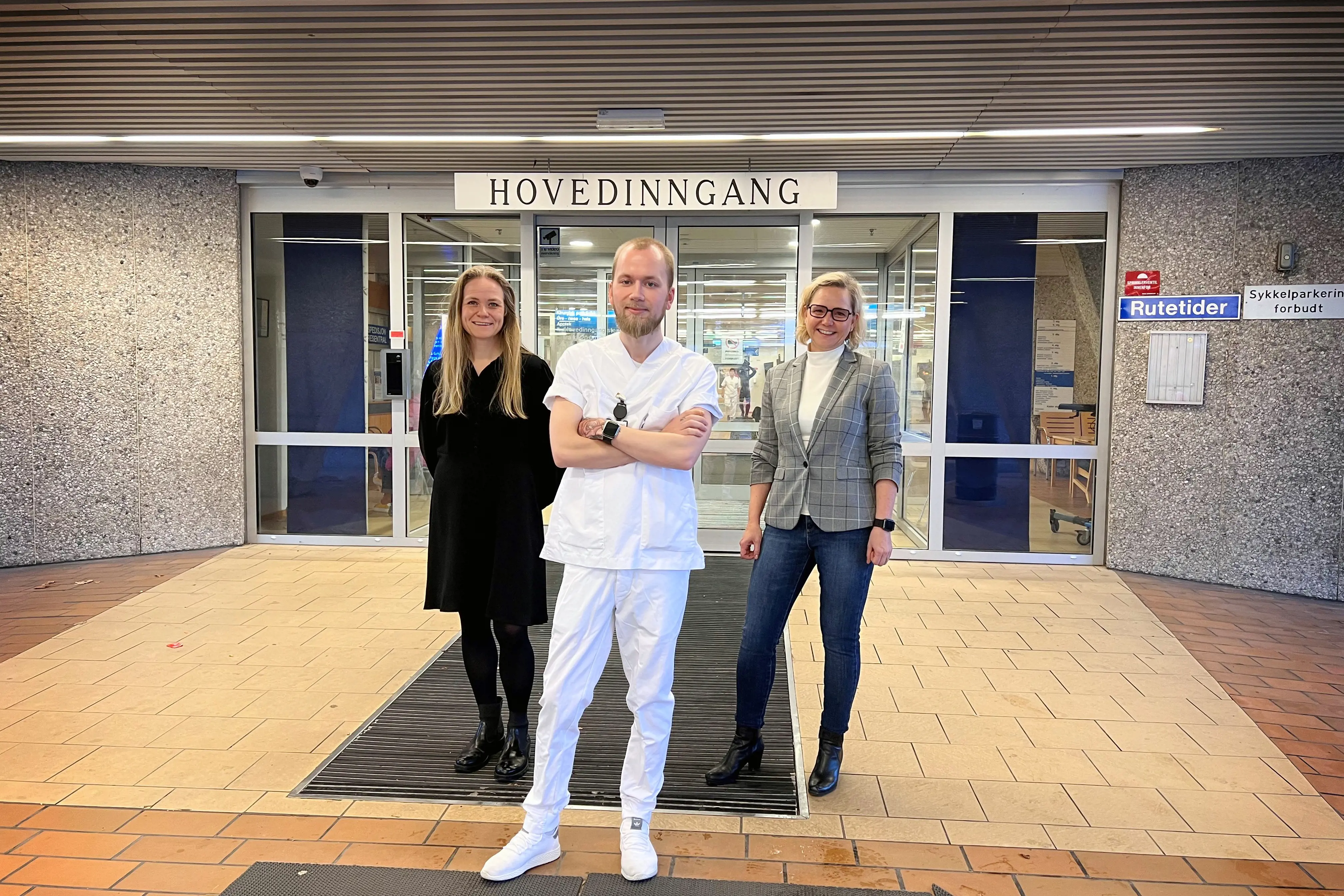 Caroline Nilsson, Marius Sandlie og Jane Beate Moe Castro foran hovedinngangen på Kongsvinger sykehus