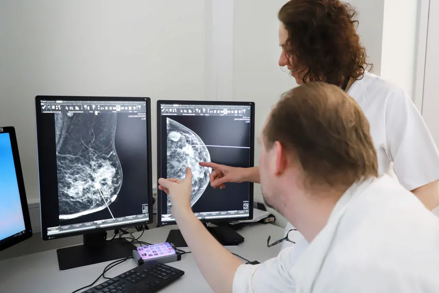 Helsepersonell ser på røntgenbilder av et bryst.