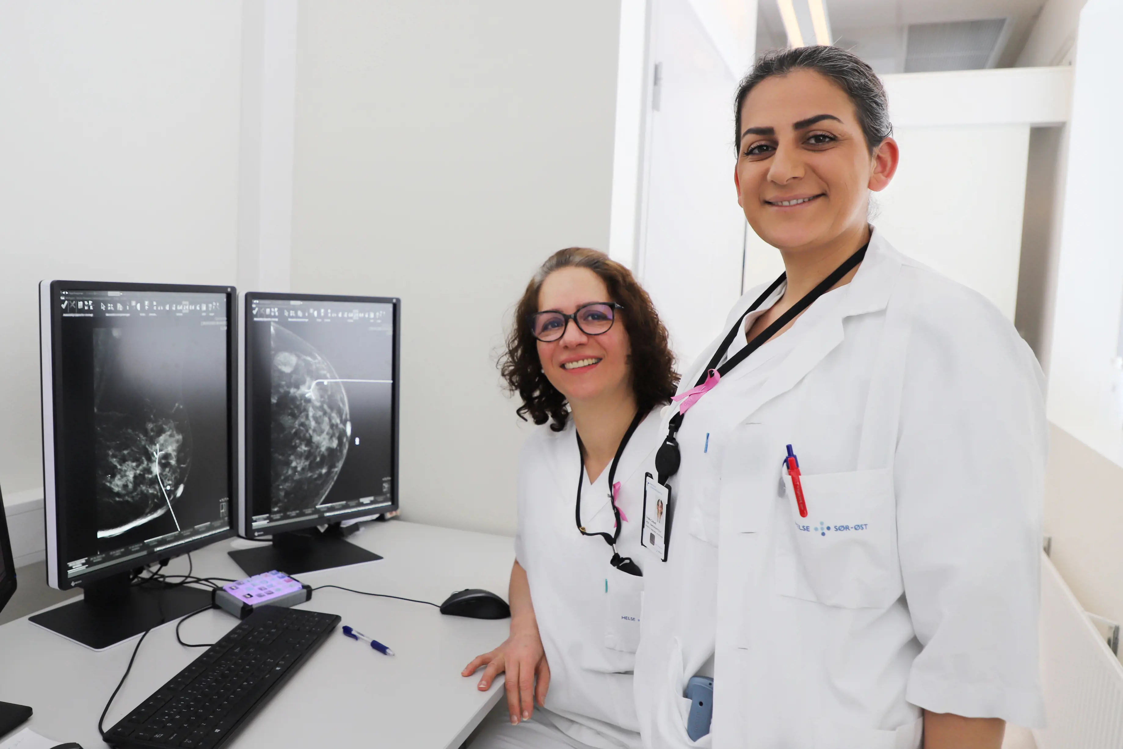 To kvinnelige radiologer foran en skjerm med røntgenbilder