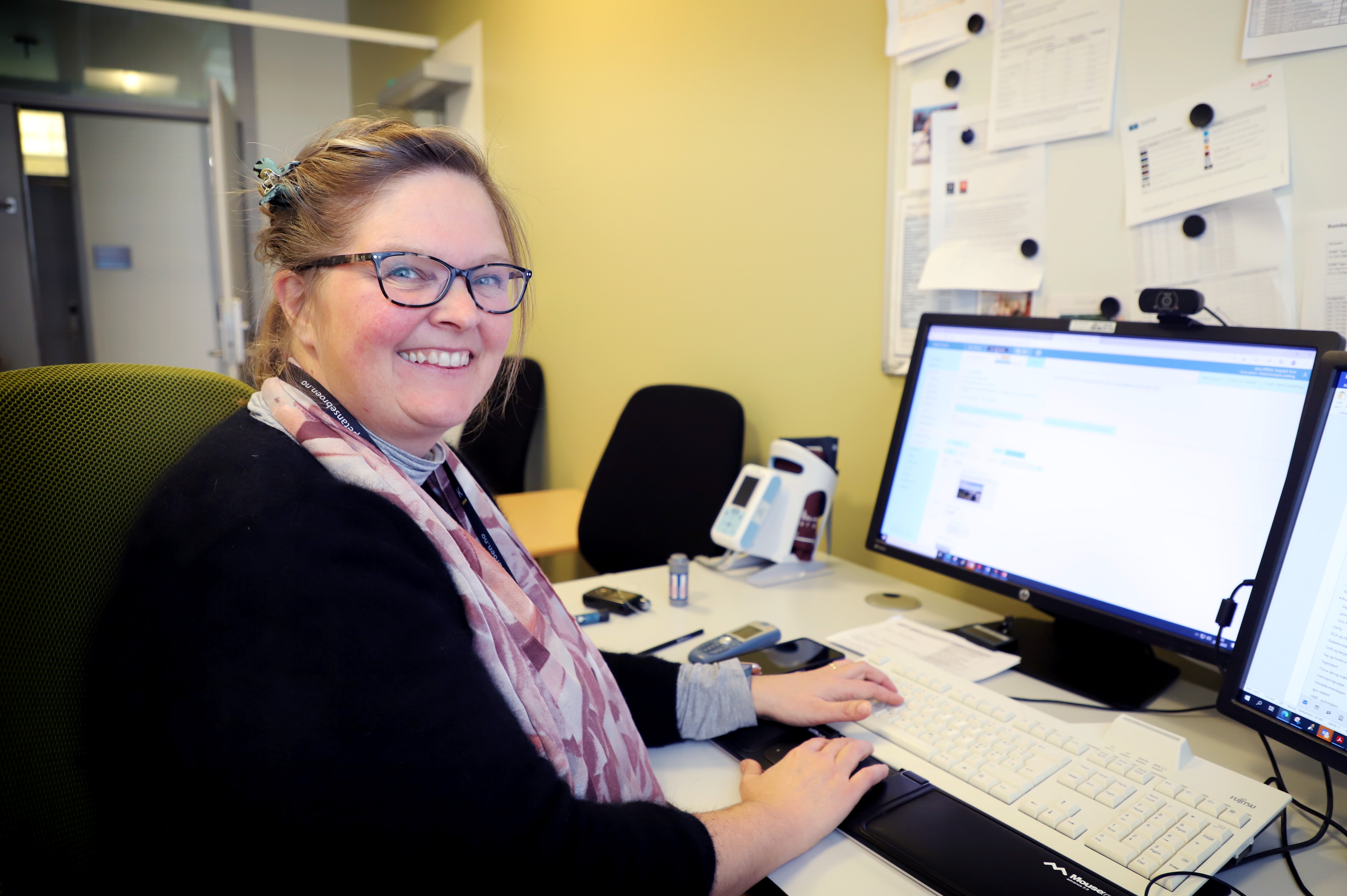 Seksjonsleder Tone Singstad foran datamaskinen.