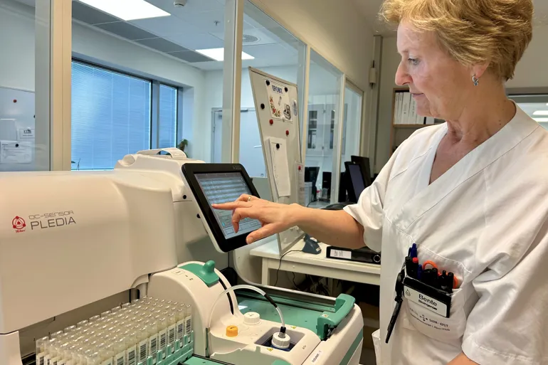 Bioingeniør Bente Storli håndterer prøver fra store deler av landet. Nå kommer de også fra opptaksområdet til Ahus .