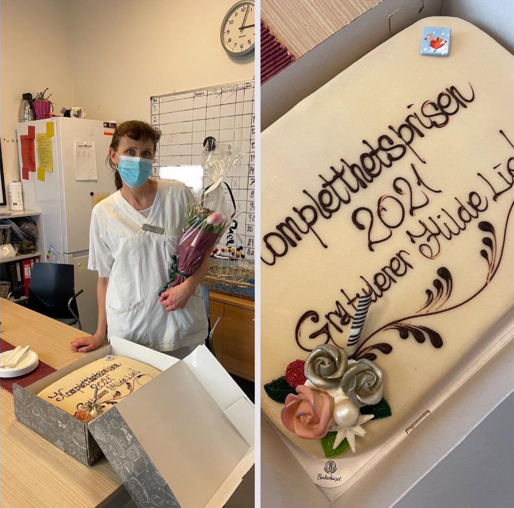 En mørkhåret kvinne i hvit sykepleieruniform og munnbind står med en blomsterbukett i hånden, og smiler inn i kameraet.