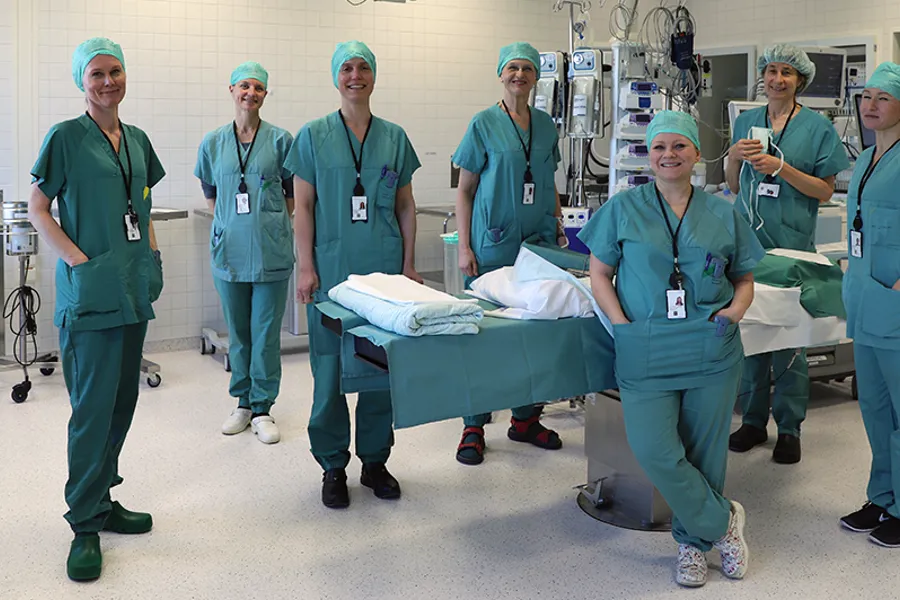 En gruppe medisinsk personell i scrubs