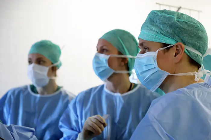 En gruppe kirurger i blå skrubb