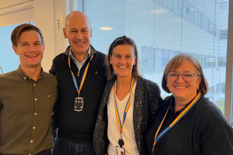 Gruppebilde av avdelingsleder øre-, nese-, halsavdelingen Ivar Bjarmann Vølstad, administrerende direktør Øystein Mæland, direktør kirurgisk divisjon Anne Karin Lindahl og avdelingsleder dagkirurgisk avdeling Mariann Aaland.